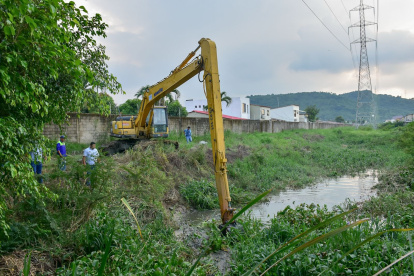 La prefecta Marcela Aguiñaga dispuso el trabajo de maquinarias en Villa Club.