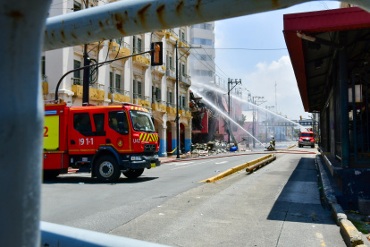 Los bomberos atendieron una de las emergencias más severas de los últimos años en Guayaquil: el incendio del centro comercial Multicomercio, en el sur de la ciudad.