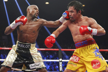 Floyd Mayweather Jr. (i) y Manny Pacquiao se enfrentaron en 2015.
