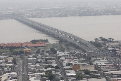 Trabajos de mantenimiento obligan a restringir dos carriles en el puente de la Unidad Nacional, en sentido Guayaquil–Samborondón, hasta el 11 de marzo.