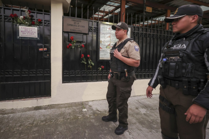 Integrantes de la Policía de Ecuador custodian la Embajada de Cuba en Quito este miércoles 4 de marzo.