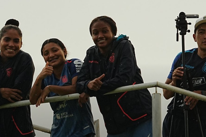 Integrantes de la selección femenina sub-20 en un descanso de la sesión de entrenamiento previo al partido con Brasil.