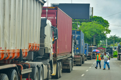 Una larga fila de trailers se formaron en la avenida 25 de Julio desde la madrugada hasta el amanecer del miércoles 4 de marzo.