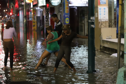 El centro de Milagro se mantienen bajo, al menos, 30 centímetros de agua.