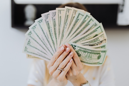 El décimo cuarto sueldo, beneficio laboral que se paga en Ecuador cada año, representa un ingreso adicional equivalente a un salario básico