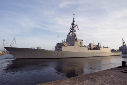 Fotografía de archivo de la fragata ‘Cristóbal Colón’, que España enviará a Chipre en compañía del portaaviones francés ‘Charles de Gaulle’.