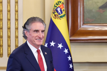 El secretario de Interior de Estados Unidos, Doug Burgum, en reunión con la presidenta encargada de Venezuela, Delcy Rodríguez, este miércoles en Caracas (Venezuela).