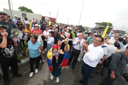 El 20 de febrero de 2026, mientras el oficialismo aprobaba la reforma al Cootad, decenas de ciudadanos se citaron en los exteriores de la sede temporal de la Asamblea en compañía de legisladores del correísmo.