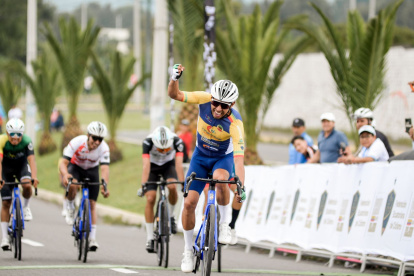 El experimentado pedalista Pablo Caicedo y su celebración al cruzar la meta del Campeonato Nacional Interclubes