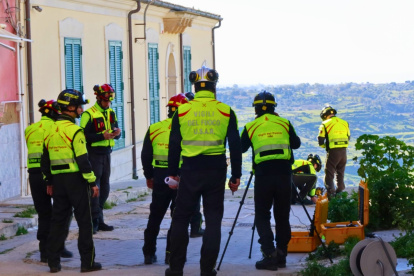 El pueblo italiano de Niscemí (sur) lleva un mes al borde de un gigantesco barranco abierto por un corrimiento de tierra.