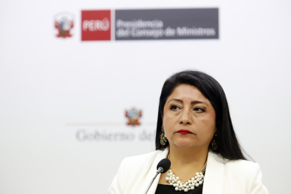 La presidenta del Consejo de Ministros de Perú, Denisse Miralles, reacciona este martes, en una rueda de prensa en Lima (Perú).