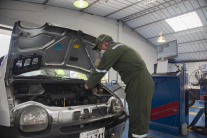 Conductores acudieron a los Centros de Revisión Técnica Vehicular de Quito durante el primer día del proceso, informó la Agencia Metropolitana de Tránsito.