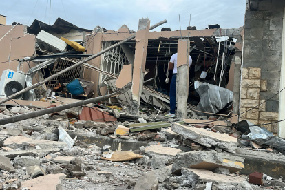 La vivienda quedó con severos daños estructurales tras la detonación registrada en el barrio Del Seguro, en Machala.