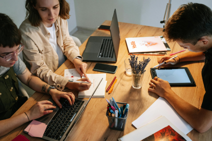 La jornada laboral en Ecuador tiene un límite de 8 horas diarias y 40 semanales, según el Código del Trabajo.