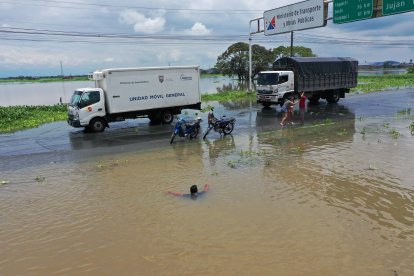 La carretera Jujan - Babahoyo está inundada tras las fuertes lluvias
