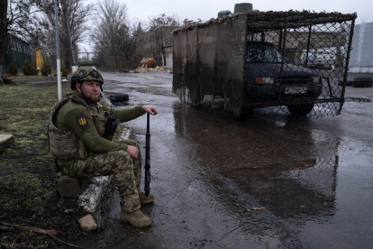Un militar ucraniano de un equipo de fusileros móvil encargado de proteger al personal militar y a los civiles de los drones rusos cerca de Druzhkivka en el Óblast de Donetsk.