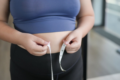 La disminución del estrógeno modifica la distribución corporal, favoreciendo la acumulación de grasa visceral y afectando el metabolismo basal en mujeres de mediana edad.