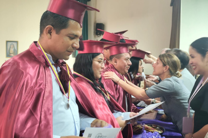 Adultos que dejaron inconclusos sus estudios lograron culminar el bachillerato gracias a un programa educativo de la Sociedad de Beneficiencia de Señoras de Guayaquil