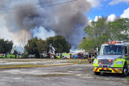 El equipo de bomberos y rescate de Miami-Dade permanece en la escena del incendio del almacén.