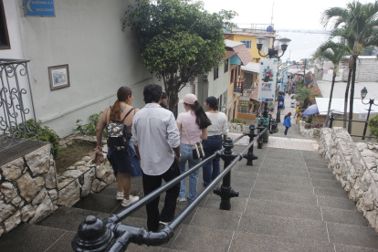 Turistas caminan por las escalinatas del cerro Santa Ana, la mañana de este viernes 6 de marzo.