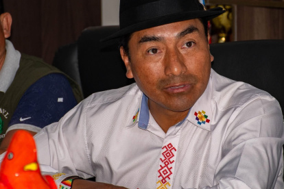 Leonidas Iza denunció que el Gobierno retuvo los buses en los que viajaban dirigentes y comuneros indígenas a la ceremonia de posesión en Quito.