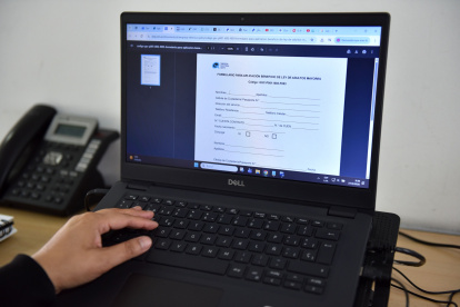 Los adultos mayores deben cumplir con varios requisitos y llenar un formulario.