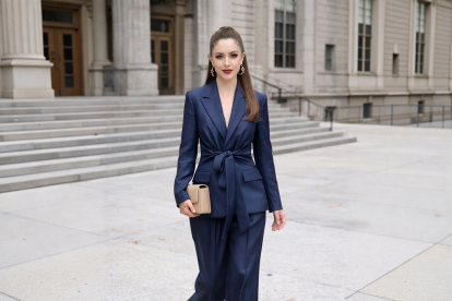 La inteligencia artificial le propone sastrería pero con un giro más estilizado.