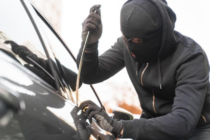 Referencial. Los residentes denuncian robos mientras vehículos están parqueados.