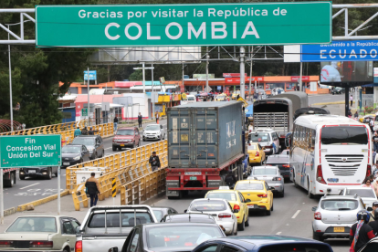 Vehículos y transporte pesado circulan por el paso fronterizo entre Ecuador y Colombia, en medio de los anuncios de cierre temporal por el proceso electoral.