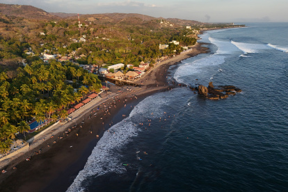 Playa. Entre olas y atardeceres de postal, turistas extranjeros disfrutan de la playa salvadoreña de El Tunco.