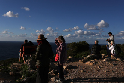Israelíes miran el mar Mediterráneo desde un mirador en Haifa, Israel, el 27 de febrero de 2026, antes de la llegada prevista del portaaviones USS Gerald R. Ford al puerto.