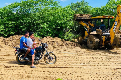 Los trabajos para despejar el lodo en las vías se intensifican para evitar aislamiento de las poblaciones.