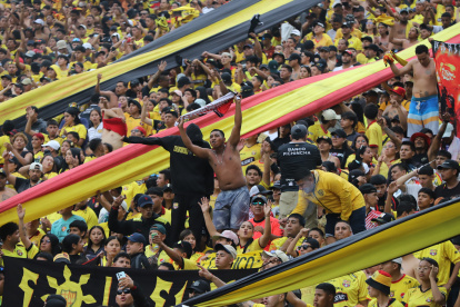 Hinchas toreros alientan desde las gradas del Monumental durante el Clásico del Astillero ante Emelec.
