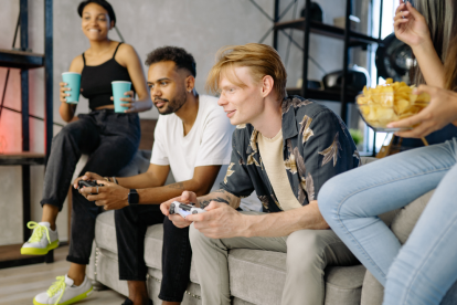 Referencial. Un grupo de amigos disfruta de las novedades del 'gaming' en marzo de 2026, mes que marca el debut de la Nintendo Switch 2 y remakes en PS5 y Xbox.