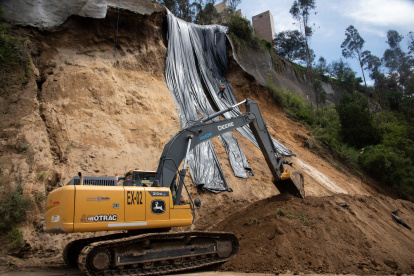 Con maquinaria pesada se retiró los escombros en la antigua vía a Nayón.