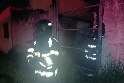 El fuego ocurrió en una vivienda abandonada de construcción mixta en el sur de Quito.