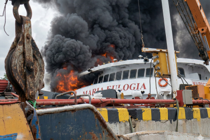 La embarcación "María Eulalia" sufrió un incendio.