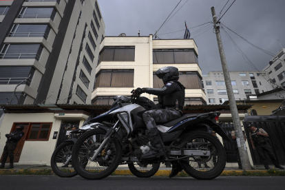 Integrantes de la Policía de Ecuador custodian durante una manifestación frente a la Embajada de Cuba en Ecuador en Quito.