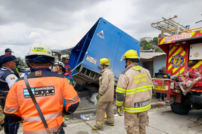 Bomberos atienden la emergencia