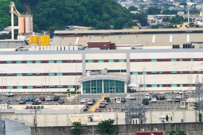 Tanqueros distribuyen agua en Durán para sostener la atención del Hospital Ortega Moreira durante la emergencia.
