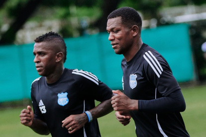 Miller Bolaños (i) junto a Romario Caicedo en la práctica de Emelec, previo al duelo ante Delfín.