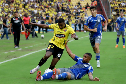 Disputa del balón entre elementos de Barcelona y Emelec en un encuentro caracterizado por la intensidad física.