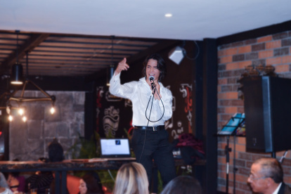 Su primer sencillo, “En este amor”, se grabó en 2019.