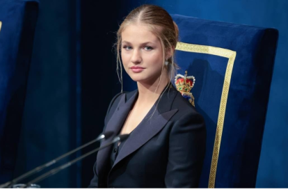 Leonor de Borbón y Ortiz es la Princesa de Asturias y, por tanto, la primera en la línea de sucesión al trono de España. Es hija de los reyes Felipe VI y Letizia y representa el futuro de la monarquía española.