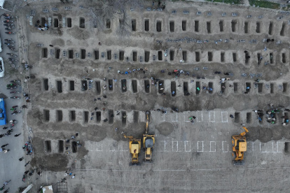 Las tumbas que se estaban preparando para las víctimas del ataque aéreo en una escuela de niñas en la ciudad de Minab, en el sur de Irán