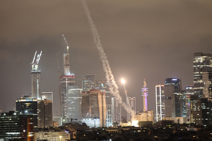 El sistema de defensa aérea Cúpula de Hierro de Israel intercepta misiles balísticos lanzados desde Irán sobre la ciudad de Tel Aviv