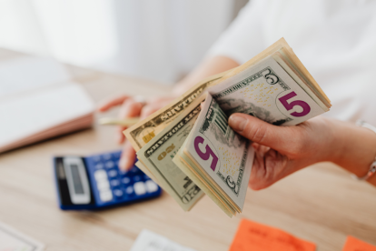 El décimo cuarto sueldo o bono escolar equivale al salario básico unificado en Ecuador.