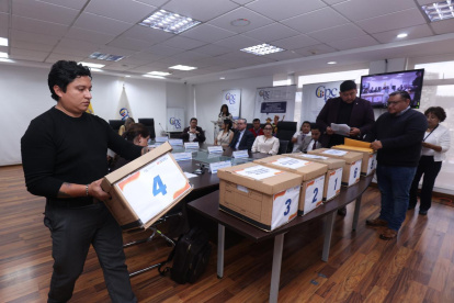 Los expedientes fueron entregados en cajas de cartón.