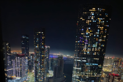 La tensión se vive en Abu Dabi tras los ataques, mientras residentes extranjeros como Chacón esperan que la situación se normalice.