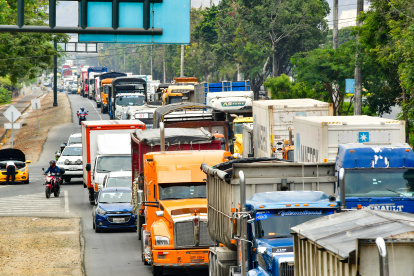 Una foto referencial del trabajo de los trailers para movilizar productos de Ecuador a Colombia.